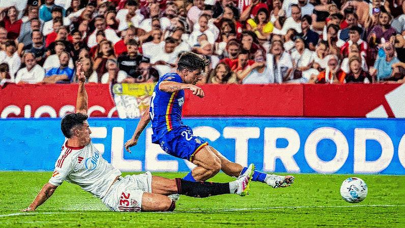 Adrián Liso marca o segundo gol da partida para completar seu doblete particular. (Foto: AFP7 via Europa Press)