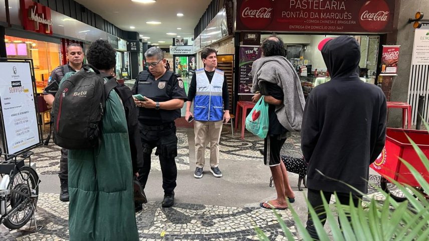 Polícia participa de ação integrada na Rua Marquês de Abrantes, no Flamengo, após denúncia de venda de drogas (Foto: Divulgação/Segov)