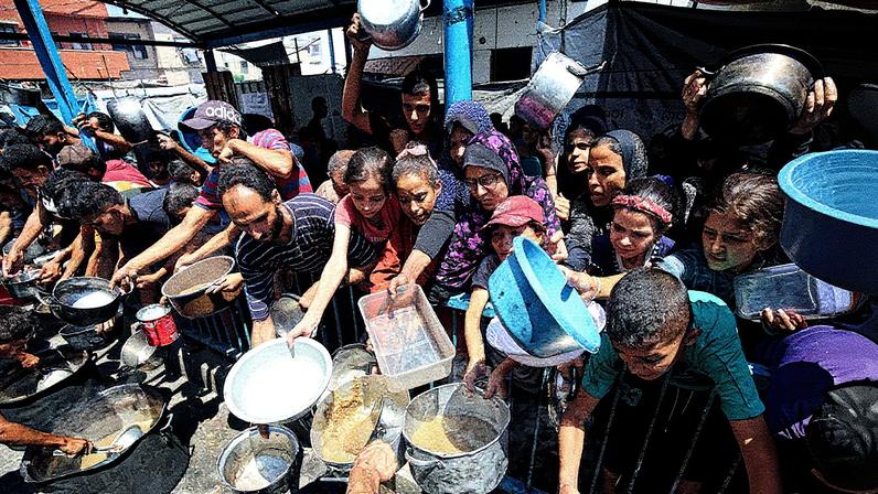 Palestinos em Gaza aguardam para receber alimentos de uma cozinha beneficente em 18 de agosto de 2025. (Foto: DPA vía Europa Press)