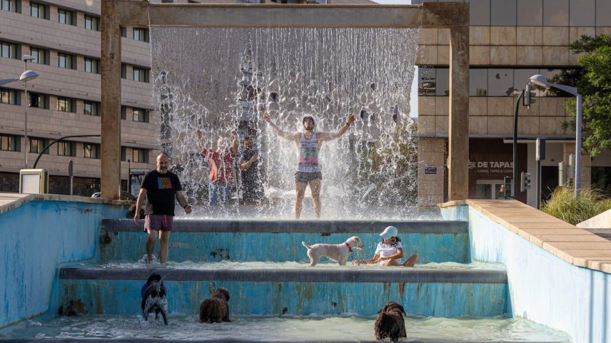 Várias pessoas em uma das fontes da Avenida da Liberdade, Córdoba, neste sexta-feira. (Foto: PACO PUENTES)