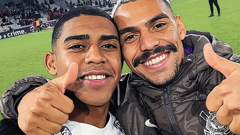 Gui Negão comemora vitória do Corinthians com Matheuzinho (Foto: Reprodução)