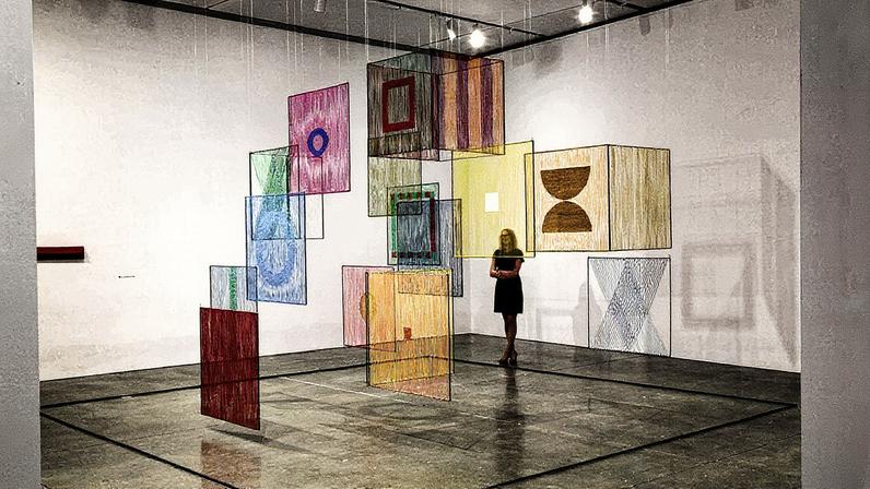 Vista da exposição “Fiber Sculpture 1960-Present” no ICA Boston em 2014. (Foto: John Kennard)