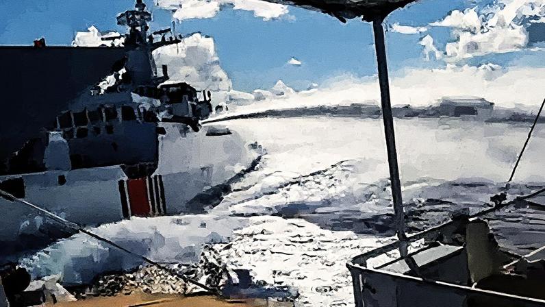 Colisão entre um navio da Marinha chinesa e uma embarcação da Guarda Costeira chinesa, vista de um barco pesqueiro filipino, no disputado Mar do Sul da China (Foto: Divulgação/Guarda Costeira das Filipinas - 11.ago.25/AFP)