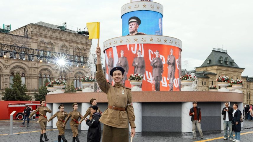 Um museu ao ar livre na Praça Vermelha que comemora a vitória dos Aliados sobre a Alemanha nazista. Em meio a restrições orçamentárias, o Kremlin protege os gastos militares enquanto a guerra na Ucrânia continua. (Foto: Nanna Heitmann/NYT)