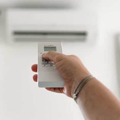 Engenheiras analisam economia de energia ao desligar ar-condicionado em casa
