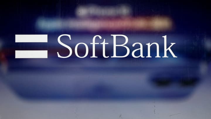 O logotipo da SoftBank é exibido em uma loja da empresa em Tóquio, Japão, em 28 de janeiro de 2025. (Foto: Issei Kato | Reuters)