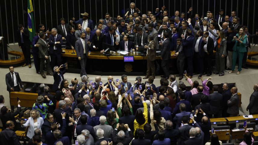 Hugo Motta reassume a cadeira de presidente no plenário da Câmara após partidos aliados negociarem acordo com a oposição (Foto: Pedro Ladeira --6.ago.25/Folhapress)