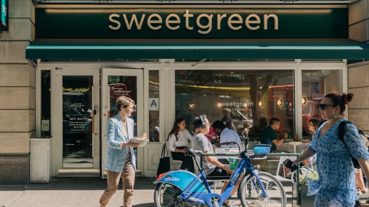Pessoas passam em frente a um restaurante Sweetgreen em Manhattan. (Foto: Jeenah Moon | The Washington Post | Getty Images)
