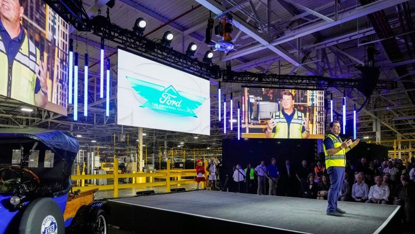 Jim Farley, CEO da Ford, fala em um palco ladeado por três telas na Louisville Assembly Plant (Foto: AP Photo/Darron Cummings)