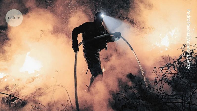 Um incêndio florestal sendo combatido em Ribadavia, noroeste da Espanha, no início deste mês. (Foto: Pedro Pascual/Anadolu/Getty)