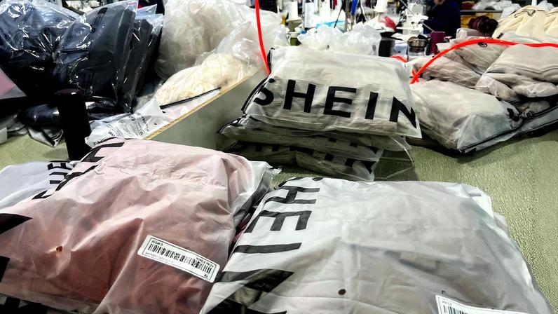 Encomendas de pequeno valor são separadas em fábrica da Shein na China (Foto: Casey Hall/Reuters)