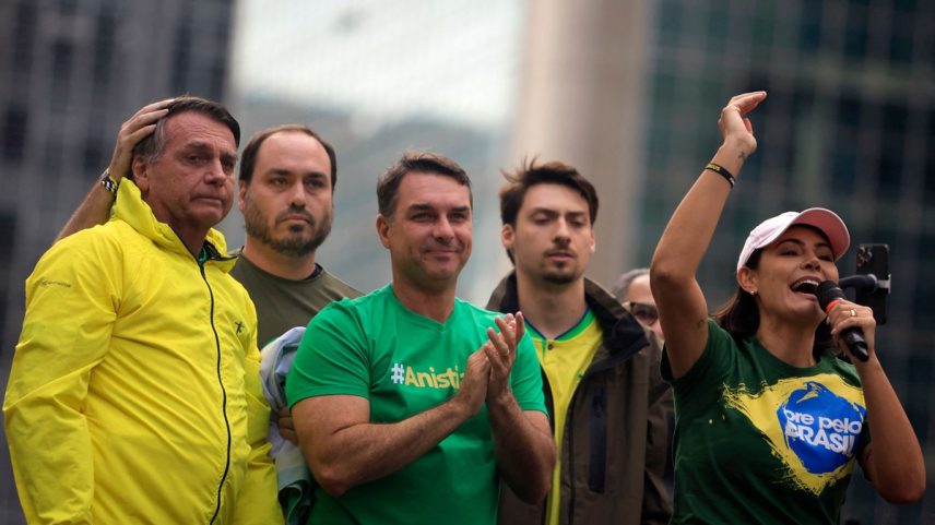 Michelle discursa em ato pró-anistia do 8 de Janeiro, junto a Bolsonaro (a partir da esquerda), Carlos, Flávio e Jair Renan — Foto: Miguel Schincariol/AFP/06-04-2025