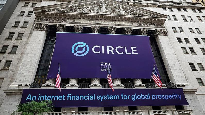 Um banner do Circle Internet Group, emissor de uma das maiores stablecoins do mundo, está pendurado na frente da Bolsa de Valores de Nova York (NYSE) para celebrar a IPO da empresa na cidade de Nova York, EUA, em 5 de junho de 2025. (Foto: Brendan McDermid | Reuters)