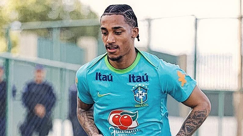 João Pedro em treino da Seleção Brasileira (Foto: Reprodução)