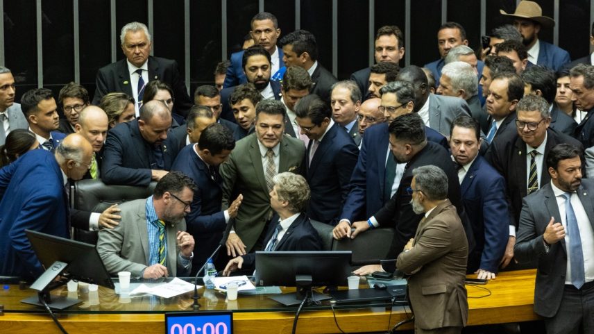 Hugo Motta tenta chegar à cadeira da presidência da Câmara, mas deputados da direita a ocupam (Foto: Brenno Carvalho / Agência O Globo)