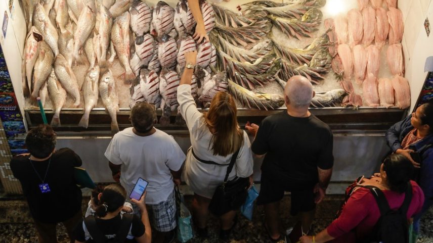 O setor de pescados está entre os mais afetados pelo tarifaço de Trump (Foto: Gabriel de Paiva/Agência O Globo)
