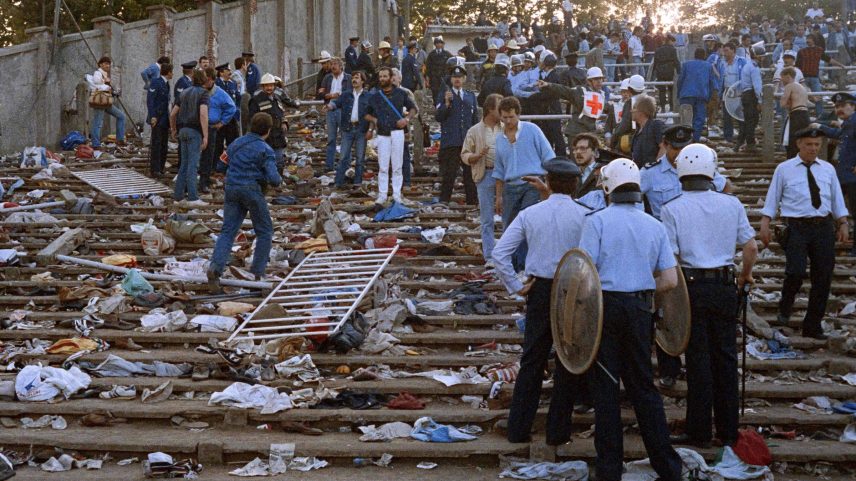Policiais no estádio Heysel, em Bruxelas (Bélgica); 39 torcedores morreram em consequência de violência e desabamento de uma grade antes da final do campeonato europeu de clubes, entre Liverpool e Juventus (Foto: Dominique Faget - 29.mai.85/AFP)