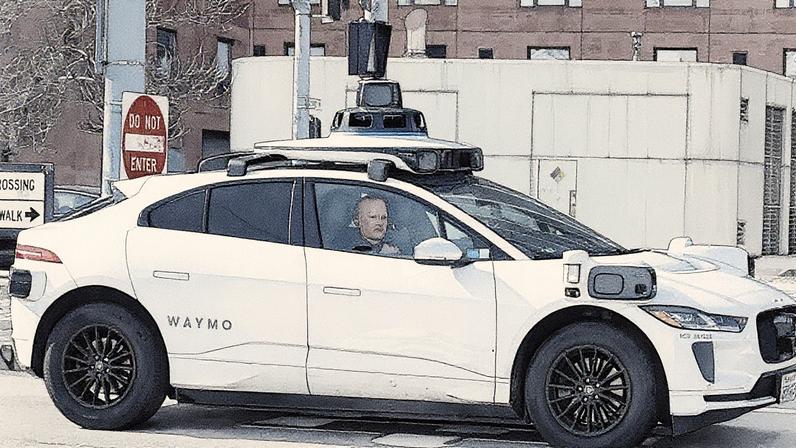 Carros autônomos da Waymo com sensores montados no teto circulando perto de palmeiras e edifícios modernos ao longo do Embarcadero, San Francisco, Califórnia, 21 de fevereiro de 2025. (Foto: Smith Collection/gado | Archive Photos | Getty Images)