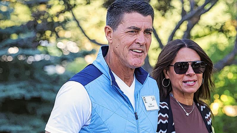 Carl M. Eschenbach, CEO da Workday, e Ana Eschenbach participam da Conferência de Mídia e Tecnologia Allen e Company em The Sun Valley Resort, em Sun Valley, Idaho, EUA, em 10 de julho de 2025. (Foto: Brendan McDermid | Reuters)