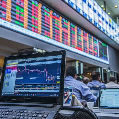 Ibovespa inicia a semana em alta de 1% enquanto dólar recua para R$ 5,50