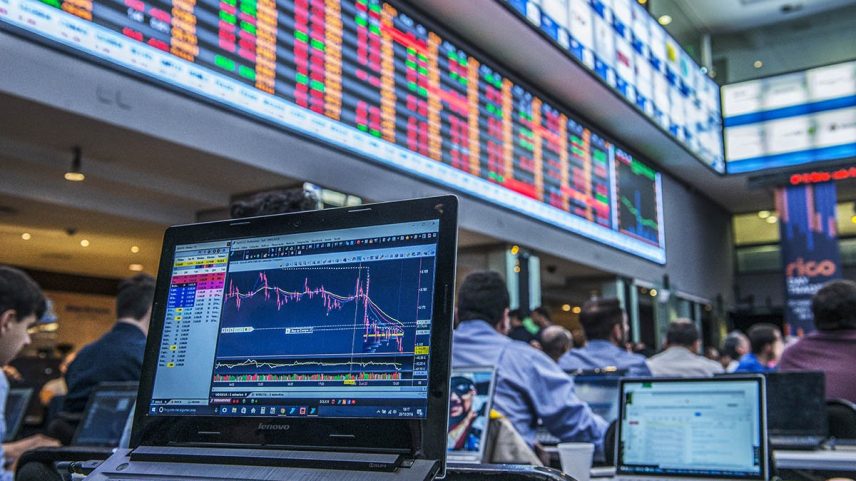 Bolsa: No mercado cambial, o dólar opera com queda de 0,49%, cotado a R$ 5,5148 (Foto: Germano Lüders/Exame)