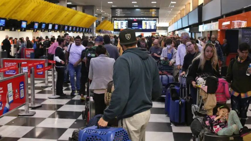 Filas no aeroporto de Congonhas (Foto: Rovena Rosa/Agência Brasil)