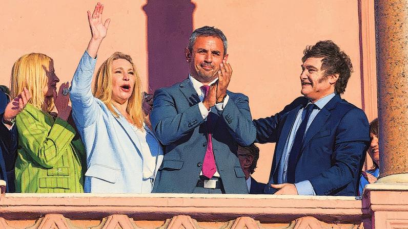 Karina Milei, Martín Menem e Javier Milei, em Buenos Aires, em dezembro de 2024. (Foto: SOPA Images/SOPA Images/LightRocket via Getty Images)