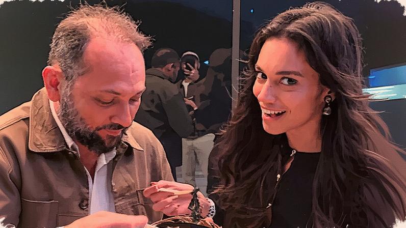 Chef Saulo Jennings e a ex-BBB Alane Dias comem tacacá (Foto: Reprodução)