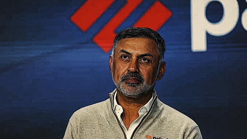 Nikesh Arora, CEO da Palo Alto Networks, observa durante o fechamento da Nasdaq em Nova York em 25 de março de 2025. (Foto: Jeenah Moon | Reuters)