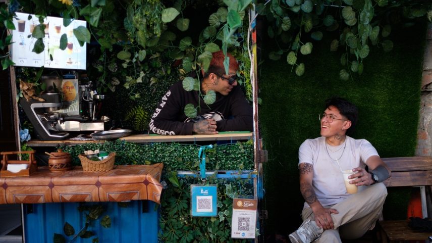 As barracas de café de Christopher Salas aceitam criptomoedas no centro de La Paz, capital da Bolívia (Foto: Manuel Seoane/Bloomberg)
