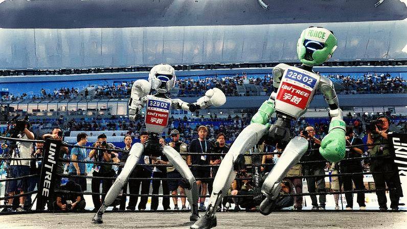 Uma pareja de robots humanoides se enfrentan durante un combate de kickboxing en la segunda jornada de los Juegos Mundiales de Robots Humanoides 2025. (Foto: Lintao Zhang (Getty Images))