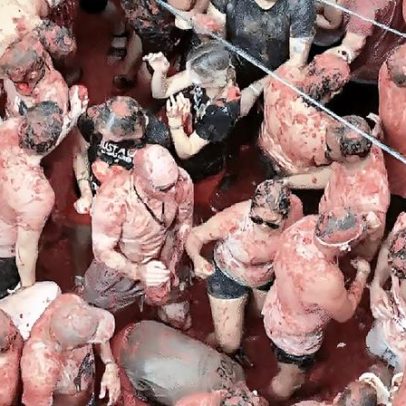 Milhares se enfrentam na batalha de tomates mais famosa da Espanha durante uma hora