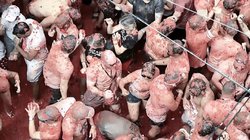 Milhares de pessoas participam de guerra de tomates na Espanha (Foto: AFP)