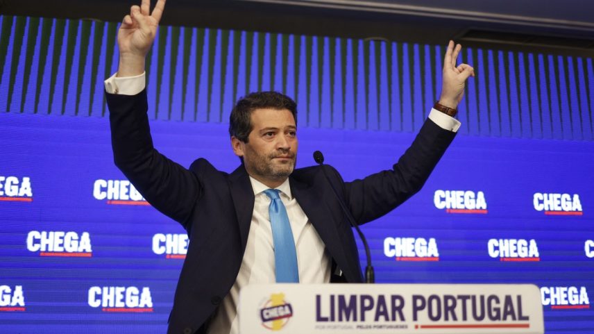 André Ventura, líder do partido de extrema-direita Chega, dirige-se aos apoiadores em Lisboa (Foto: Andre Dias Nobre/AFP)