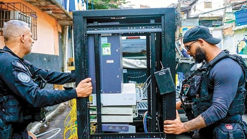 Policiais civis recolhem um dos equipamentos apreendidos (Foto: Divulgação/Polícia Civil)