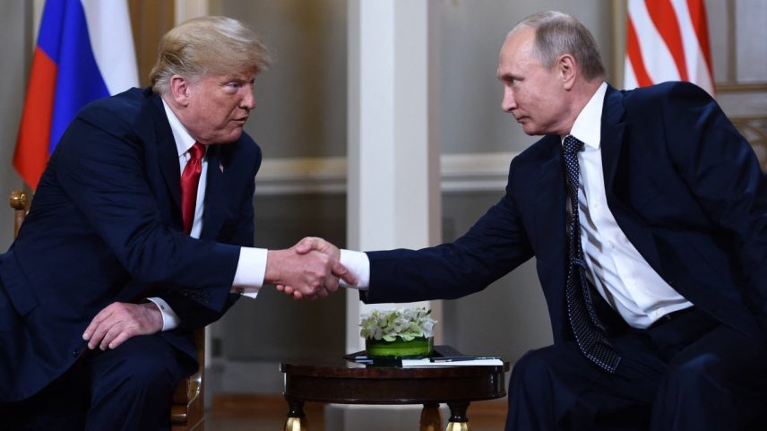 Os presidentes Donald Trump (esq.) e Vladimir Putin se cumprimentam antes de reunião em Helsinque (Foto: Brendan Smialowski / AFP)