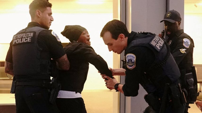 A Polícia Metropolitana de Washington D. C. detém a uma pessoa após um altercado após o anúncio do presidente dos Estados Unidos, Donald Trump, da tomada de controle federal do Departamento de Polícia Metropolitana, nesta quinta-feira. (Foto: Nathan Howard/REUTERS)