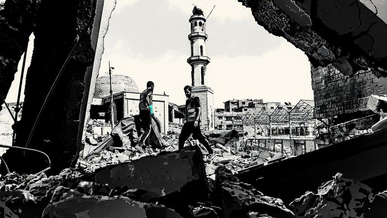 Equipes da Defesa Civil de Gaza caminham por destroços na Cidade de Gaza após ataque aéreo de Israel (Foto: Rizek Abdeljawad - 15.ago.25/Xinhua)