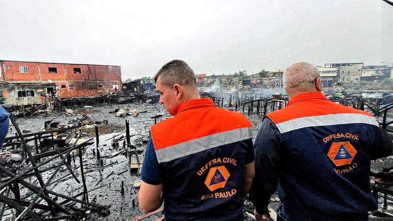 Incêndio em comunidade de palafitas, em Santos (Foto: Defesa Civil/Divulgação)