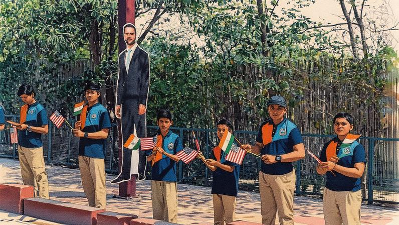 Um recorte em tamanho real do vice-presidente dos EUA, JD Vance, é visto enquanto crianças se alinham em uma rua em Agra, Índia, em 23 de abril de 2025. (Foto: Kenny Holston/The New York Times via Getty Images)