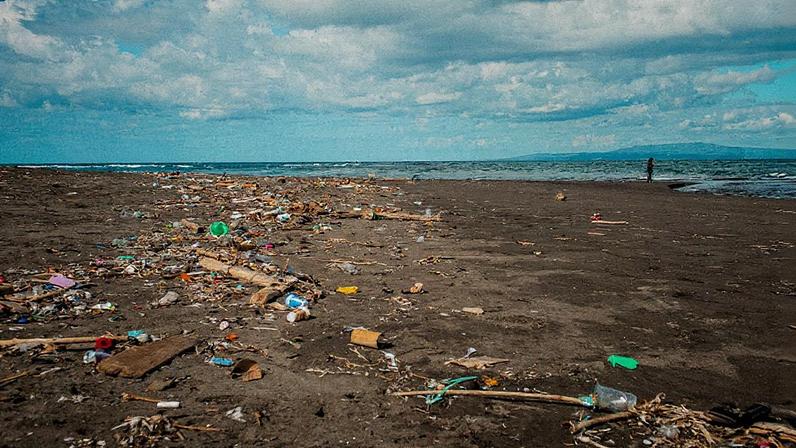 Ramassage des déchets par des bénévoles et des 'river warriors' à l'embouchure d'une rivière vers la mer avec l'organisation Sungai Watch le 6 juin 2025 à Bali, Indonésie. (Foto: Victor LOCHON/Gamma-Rapho via Getty Images)