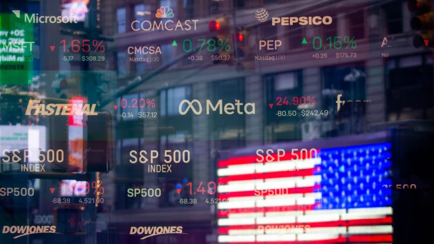 Informações sobre as ações da Meta no Nasdaq MarketSite em Nova York, EUA, na quinta-feira, 3 de fevereiro de 2022. Grandes lucros do setor de tecnologia provocaram algumas oscilações extremas nos preços das ações nesta temporada, com as expectativas de Wall Street aparentemente desalinhadas com a realidade das empresas. (Foto: Michael Nagle/Bloomberg)