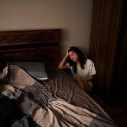 Acordar várias vezes à noite pode indicar problemas de sono, revela estudo científico