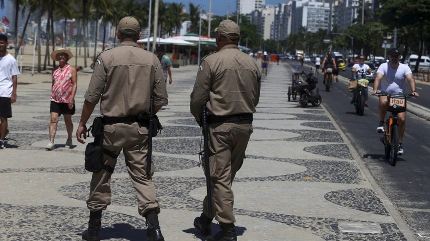 Guarda Municipal armada: agentes vão atuar em dupla a pé ou em motos (Foto: Fabiano Rocha / Agência O Globo)
