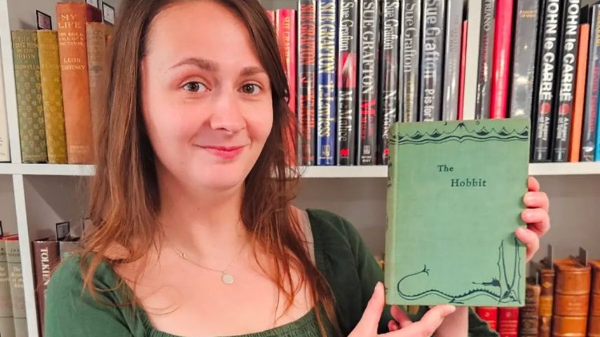 Caitlin Riley, especialista em livros raros, posou com o exemplar da primeira edição de “O Hobbit” (Foto: Divulgação/Auctioneum)