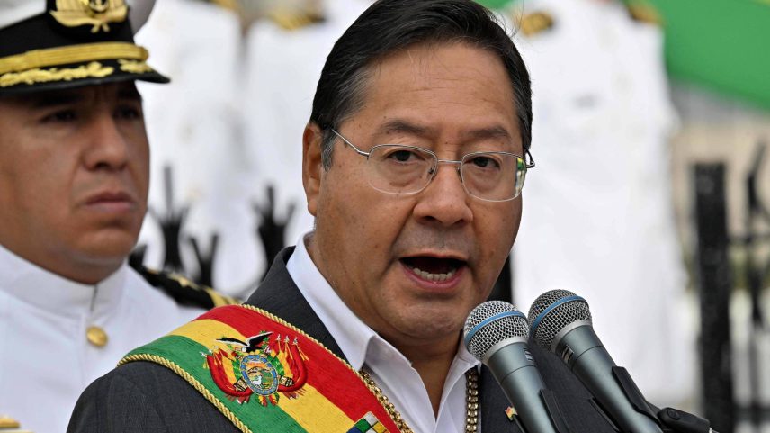 O presidente da Bolívia, Luis Arce, discursa durante a comemoração do 146º aniversário da Batalha de Calama, em maio deste ano (Foto: Aizar Raldes - 13.mai.25/AFP)