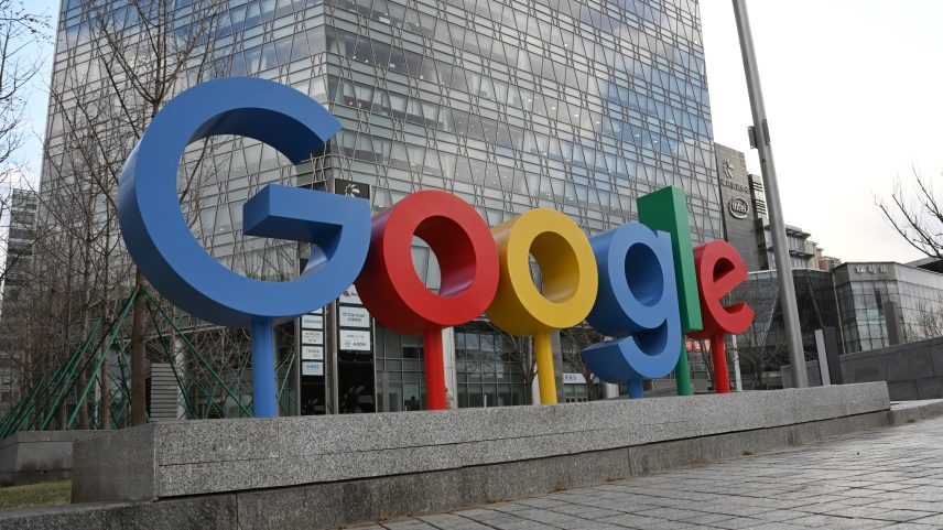 Google vem implementando uma estratégia chamada de "resposta à demanda", por meio da qual consegue ajustar dinamicamente o consumo de energia de seus data centers (Foto: Greg Baker/AFP)