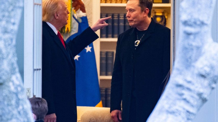 Presidente dos EUA (E), Donald Trump, conversa com o bilionário Elon Musk na Casa Branca (Foto: ROBERTO SCHMIDT / AFP)