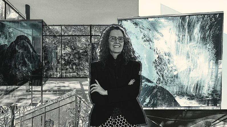 Ana Maria Tavares entre as obras 'Paisagens Perdidas' e 'Nióbio Rio Negro' que estão na Casa de Vidro. (Foto: Colagem de Thais Barroco sobre fotos de Caio Ciuccio)