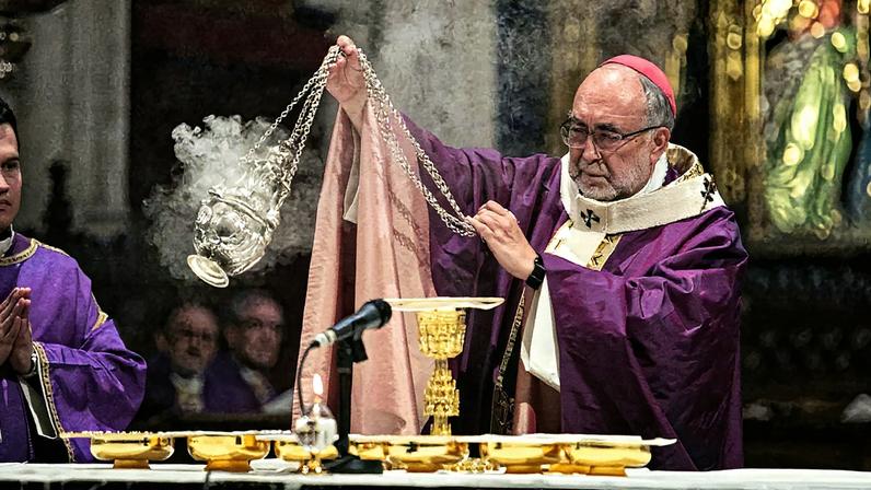 O Arcebispo de Oviedo, Jesús Sanz Montes, durante a Missa Exequial do funeral pelo arcebispo emérito Gabino Díaz Merchán, na Catedral de Oviedo, em 2022. (Foto: Jorge Peteiro / Europa Press)